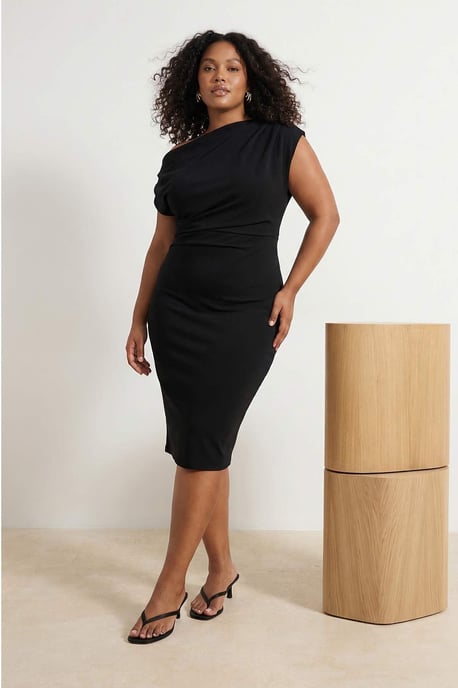 Trendyol Curve Damen Schwarz Einfarbig Midi Ärmellos Casual Bodycon Große Größen Kleid - Image 1
