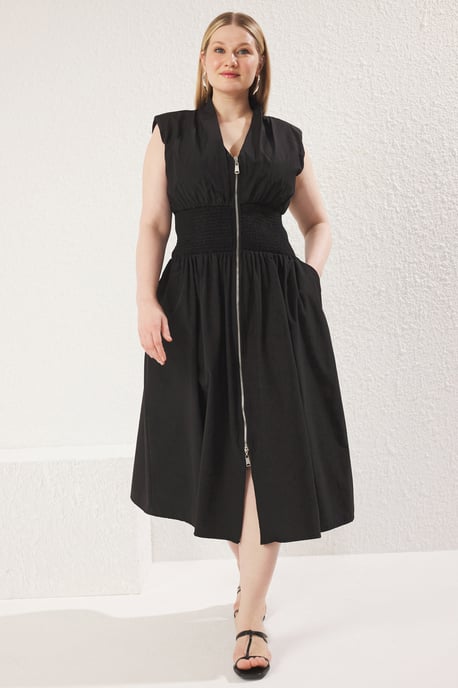 Trendyol Curve Damen Schwarz Einfarbig Midi Ärmellos Abend / Alltag A-Linie Große Größen Kleid - Image 1