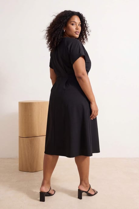 Trendyol Curve Damen Schwarz Einfarbig Midi Kurz Casual A-Linie Große Größen Kleid - Image 6