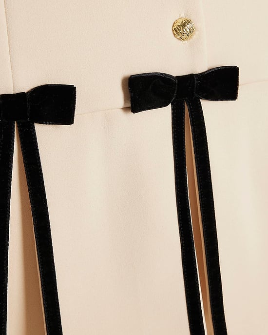 River Island Mädchenkleid Cremefarben Plissierter Schleifensaum Rundhalsausschnitt - Image 2