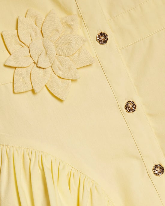 River Island Mädchen Mini-Hemdkleid Gelb mit 3D-Blume Ärmellos - Image 3