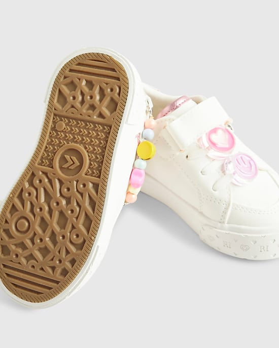 River Island Mädchen Mini-Sneaker Weiß Charm Rundspitze - Image 4