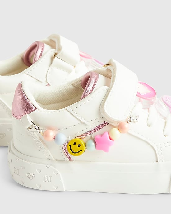River Island Mädchen Mini-Sneaker Weiß Charm Rundspitze - Image 5