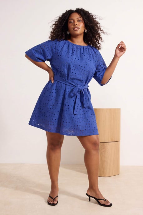 Trendyol Curve Damen Blau Geblümt Kurz / Mini Kurz Casual A-Linie Große Größen Kleid - Image 4