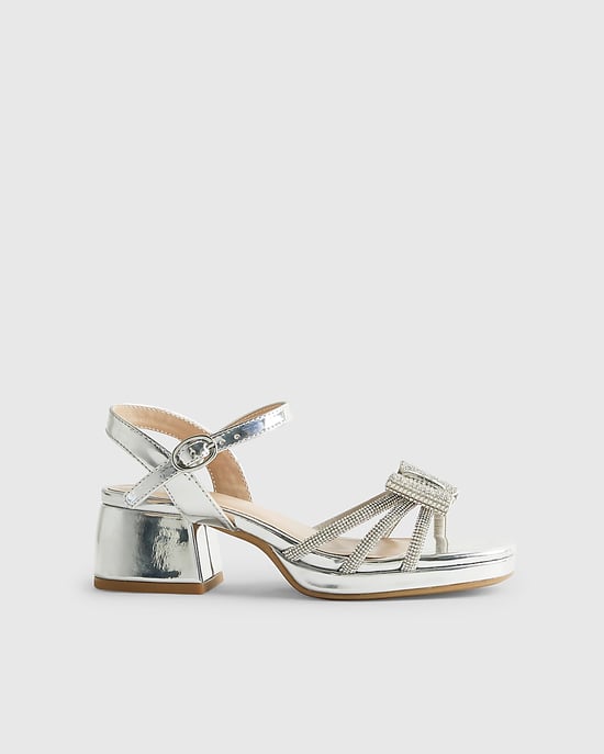 River Island Mädchen-Sandaletten mit Absatz Silberne Schleife mit Diamantverzierung - Image 2