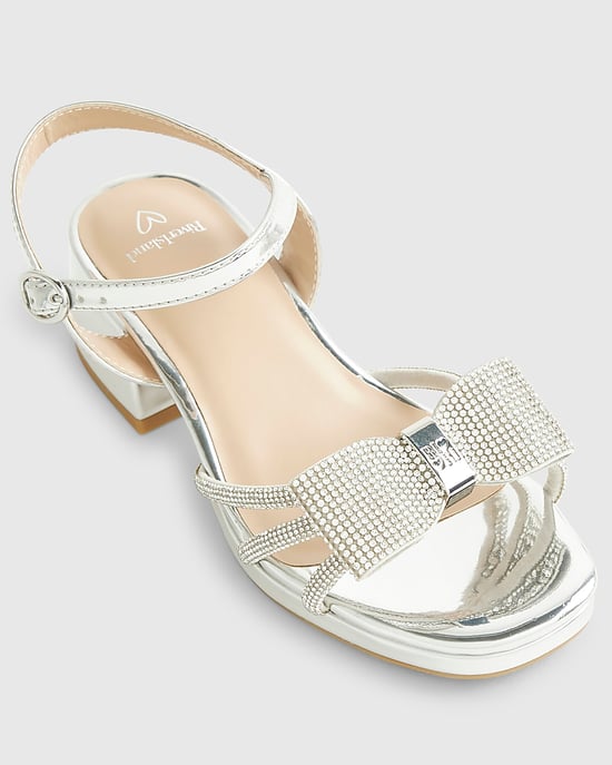 River Island Mädchen-Sandaletten mit Absatz Silberne Schleife mit Diamantverzierung - Image 4