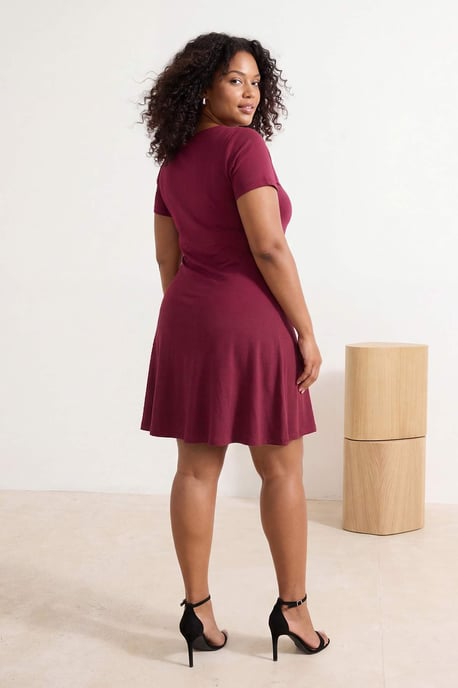 Trendyol Curve Damen Bordeaux Einfarbig Kurz / Mini Kurz Casual A-Linie Große Größen Kleid - Image 2