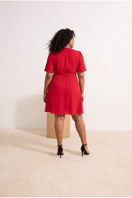 Trendyol Curve Damen Rot Einfarbig Kurz / Mini Kurz Casual Zweireihig Große Größen Kleid - Image 2
