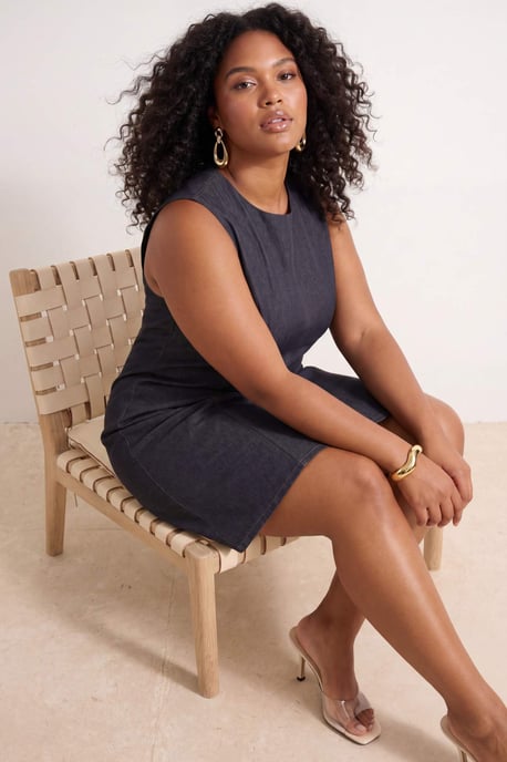 Trendyol Curve Damen Dunkelblau Einfarbig Kurz / Mini Ärmellos A-Linie Große Größen Kleid - Image 1