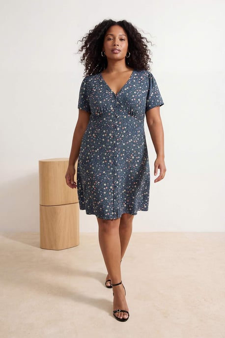 Trendyol Curve Damen Dunkelblau Geblümt Kurz / Mini Kurz Casual Skater Große Größen Kleid - Image 1