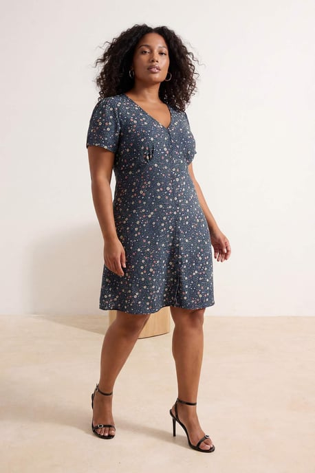 Trendyol Curve Damen Dunkelblau Geblümt Kurz / Mini Kurz Casual Skater Große Größen Kleid - Image 2