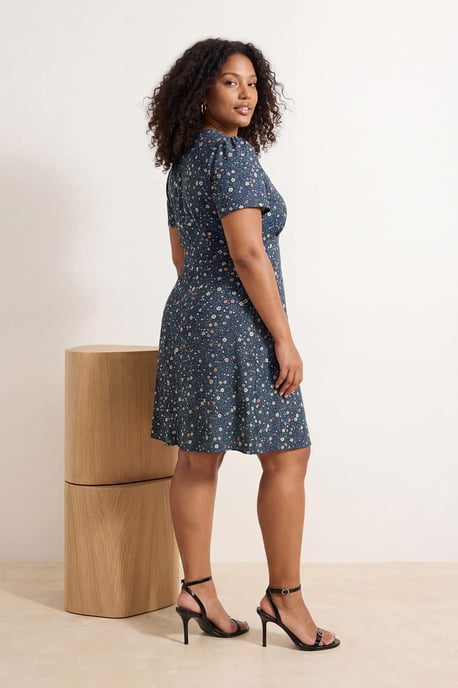 Trendyol Curve Damen Dunkelblau Geblümt Kurz / Mini Kurz Casual Skater Große Größen Kleid - Image 3
