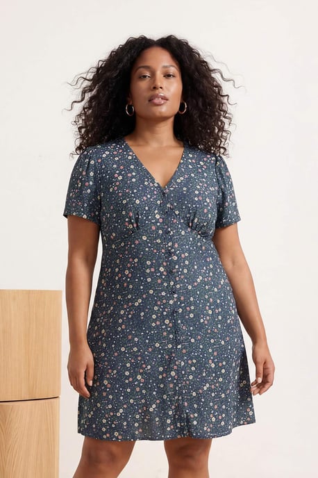 Trendyol Curve Damen Dunkelblau Geblümt Kurz / Mini Kurz Casual Skater Große Größen Kleid - Image 6