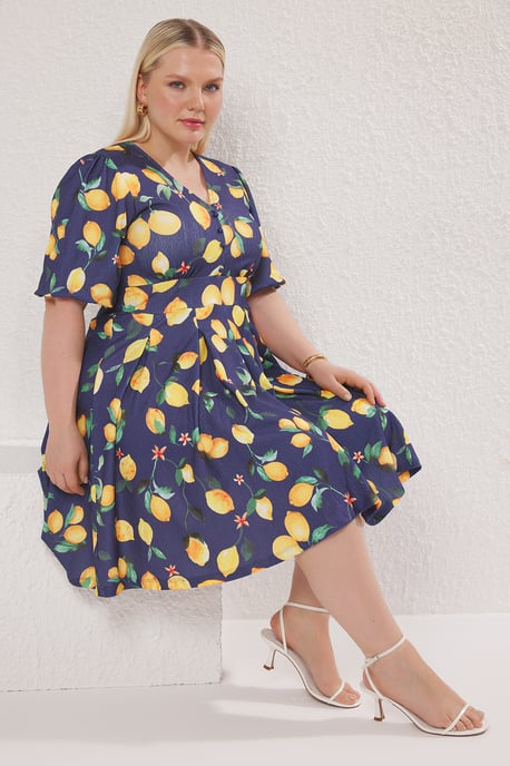 Trendyol Curve Damen Dunkelblau Geblümt Kurz / Mini Kurz Casual Skater Große Größen Kleid - Image 2