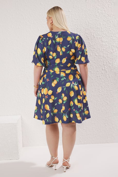 Trendyol Curve Damen Dunkelblau Geblümt Kurz / Mini Kurz Casual Skater Große Größen Kleid - Image 4