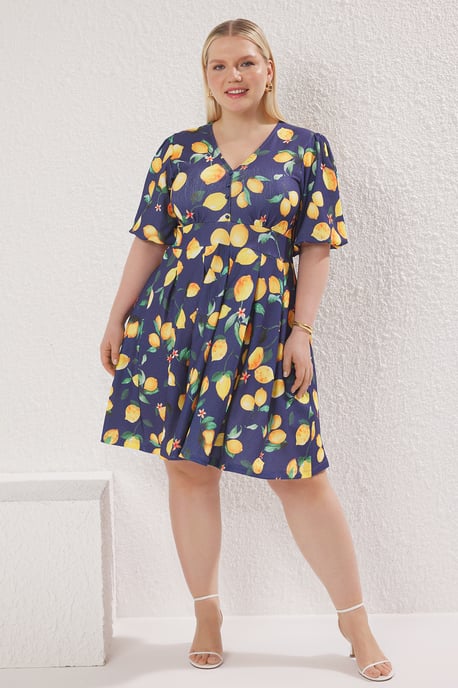 Trendyol Curve Damen Dunkelblau Geblümt Kurz / Mini Kurz Casual Skater Große Größen Kleid - Image 6