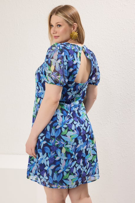 Trendyol Curve Damen Blau Geblümt Kurz / Mini Kurz Casual A-Linie Große Größen Kleid - Image 4