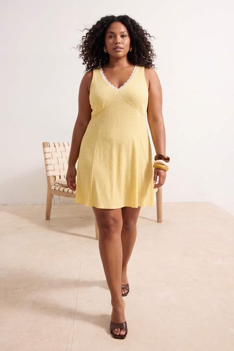 Trendyol Curve Damen Gelb Einfarbig Kurz / Mini Ärmellos A-Linie Große Größen Kleid - Image 1