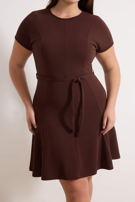 Trendyol Curve Damen Braun Einfarbig Kurz / Mini Kurz Casual Skater Große Größen Kleid - Image 2