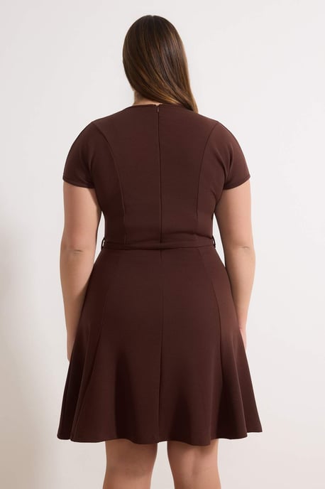 Trendyol Curve Damen Braun Einfarbig Kurz / Mini Kurz Casual Skater Große Größen Kleid - Image 3