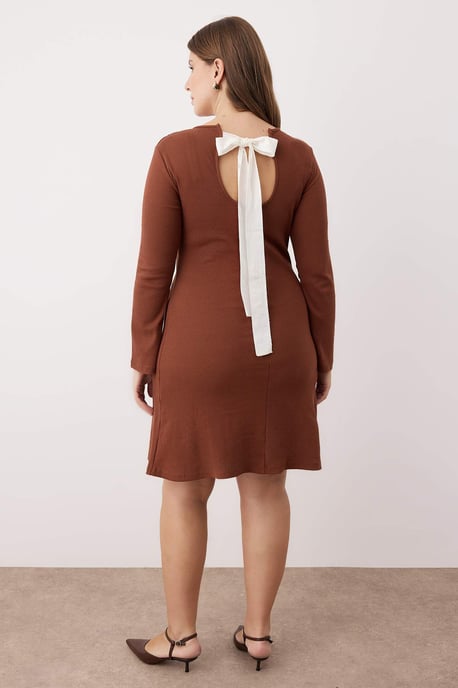 Trendyol Curve Damen Braun Einfarbig Kurz / Mini Lang Casual A-Linie Große Größen Kleid - Image 3