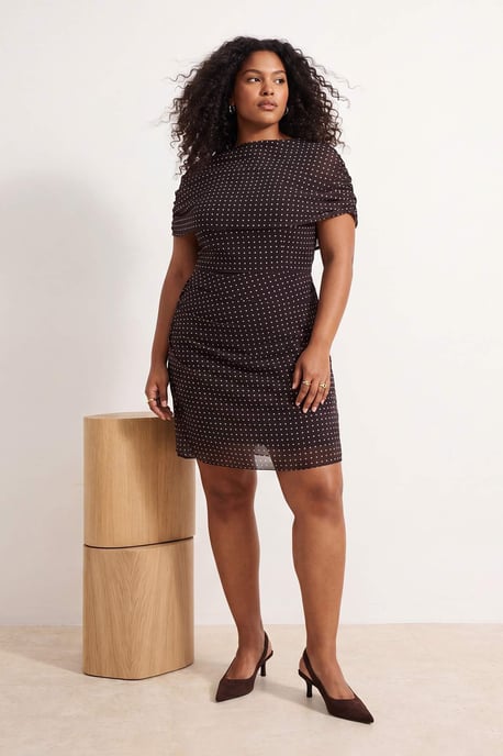 Trendyol Curve Damen Braun Geblümt Kurz / Mini Ärmellos Casual Bodycon Große Größen Kleid - Image 2
