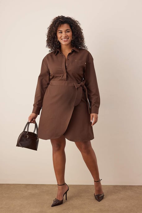 Trendyol Curve Damen Braun Einfarbig Kurz / Mini Lang Casual Zweireihig Große Größen Kleid - Image 1