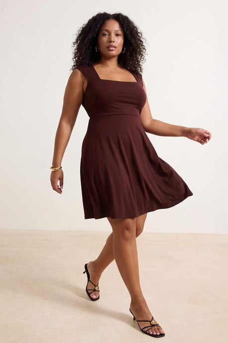 Trendyol Curve Damen Braun Einfarbig Kurz / Mini Ärmellos Skater Große Größen Kleid - Image 1