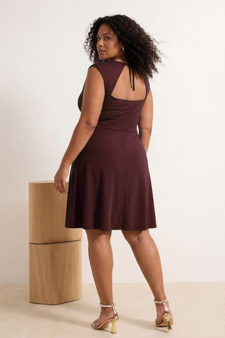 Trendyol Curve Damen Braun Einfarbig Kurz / Mini Ärmellos Skater Große Größen Kleid - Image 2