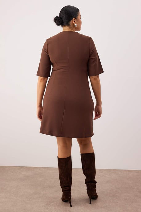 Trendyol Curve Damen Braun Einfarbig Kurz / Mini Kurz Casual A-Linie Große Größen Kleid - Image 3