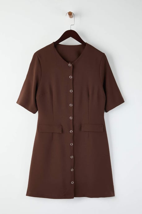 Trendyol Curve Damen Braun Einfarbig Kurz / Mini Kurz Casual A-Linie Große Größen Kleid - Image 4