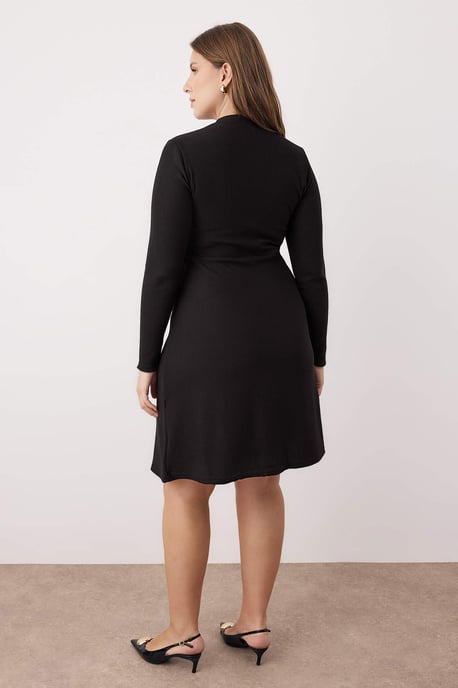 Trendyol Curve Damen Schwarz Einfarbig Kurz / Mini Lang Casual A-Linie Große Größen Kleid - Image 3