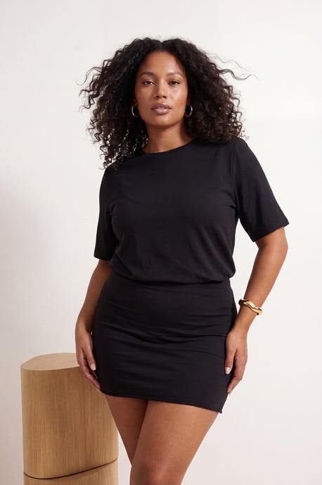 Trendyol Curve Damen Schwarz Einfarbig Kurz / Mini Kurz Casual Bodycon Große Größen Kleid - Image 3