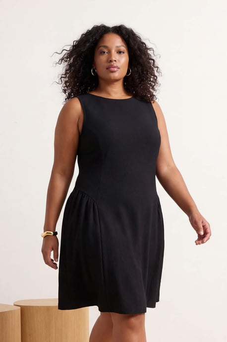 Trendyol Curve Damen Schwarz Gepunktet Kurz / Mini Ärmellos Casual A-Linie Große Größen Kleid - Image 1