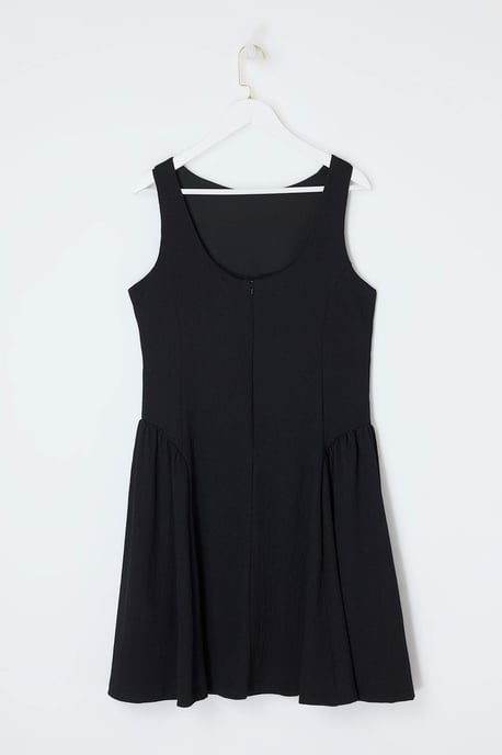 Trendyol Curve Damen Schwarz Gepunktet Kurz / Mini Ärmellos Casual A-Linie Große Größen Kleid - Image 4