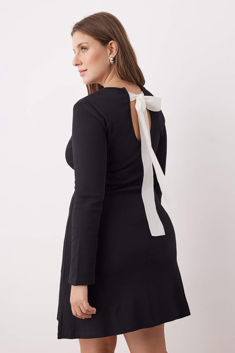 Trendyol Curve Damen Schwarz Einfarbig Kurz / Mini Lang Casual A-Linie Große Größen Kleid - Image 1