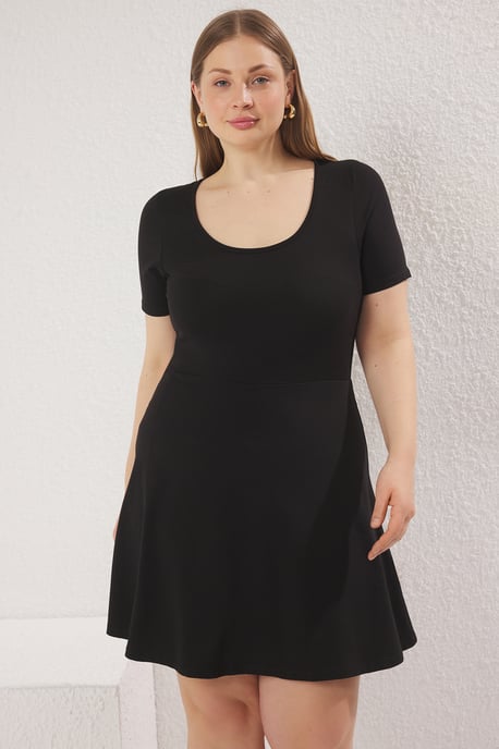 Trendyol Curve Damen Schwarz Einfarbig Kurz / Mini Kurz Casual Skater Große Größen Kleid - Image 2