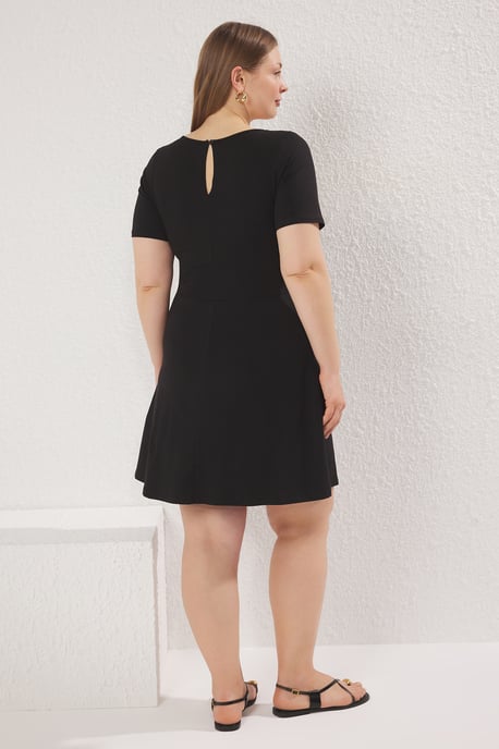 Trendyol Curve Damen Schwarz Einfarbig Kurz / Mini Kurz Casual Skater Große Größen Kleid - Image 5