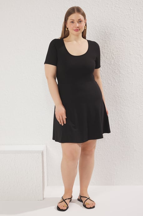 Trendyol Curve Damen Schwarz Einfarbig Kurz / Mini Kurz Casual Skater Große Größen Kleid - Image 6