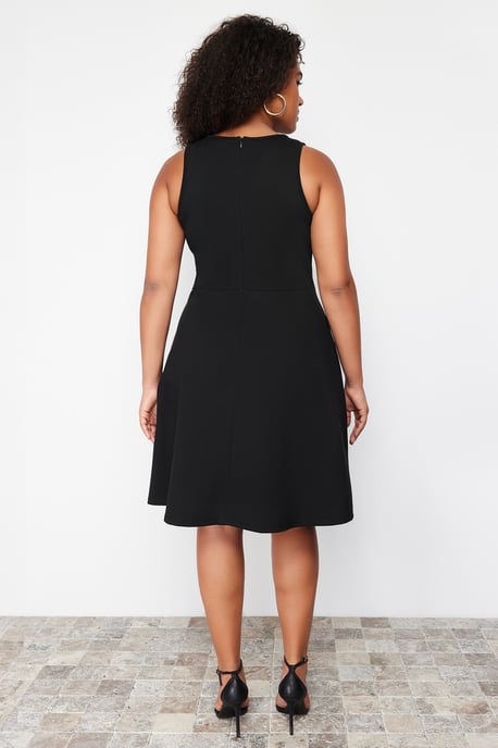 Trendyol Curve Damen Schwarz Einfarbig Kurz / Mini Ärmellos Casual Skater Große Größen Kleid - Image 5
