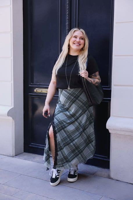 Trendyol Curve Damen Khaki Kariert Midi Asymmetrisch Große Größen Röcke - Image 1