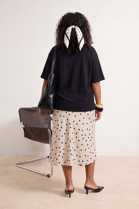Trendyol Curve Damen Weiß Gepunktet Midi Große Größen Röcke - Image 2