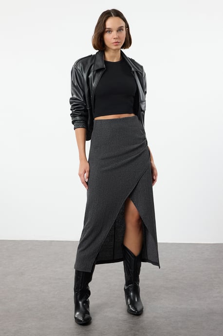TRENDYOLMİLLA Damen Schwarz Einfarbig Midi Zweireihig / Wickel Bleistift Rock Röcke - Image 1