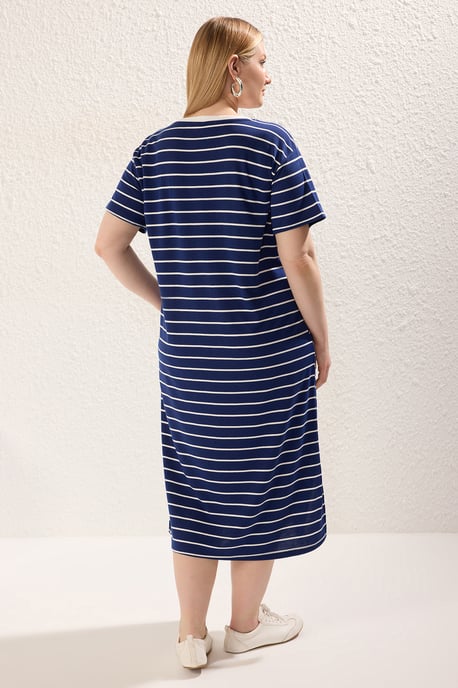 Trendyol Curve Damen Dunkelblau Gestreift Midi Kurz Casual T-Shirt Kleid Große Größen Kleid - Image 4