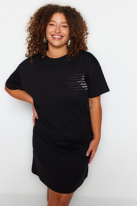 Trendyol Curve Damen Schwarz Slogan Kurz / Mini Kurz Casual T-Shirt Kleid Große Größen Kleid - Image 1