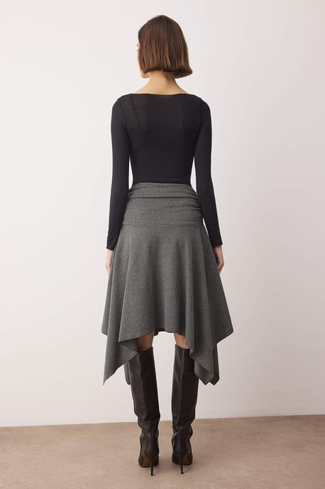 TRENDYOLMİLLA Damen Grau Einfarbig Midi Asymmetrisch Röcke - Image 3