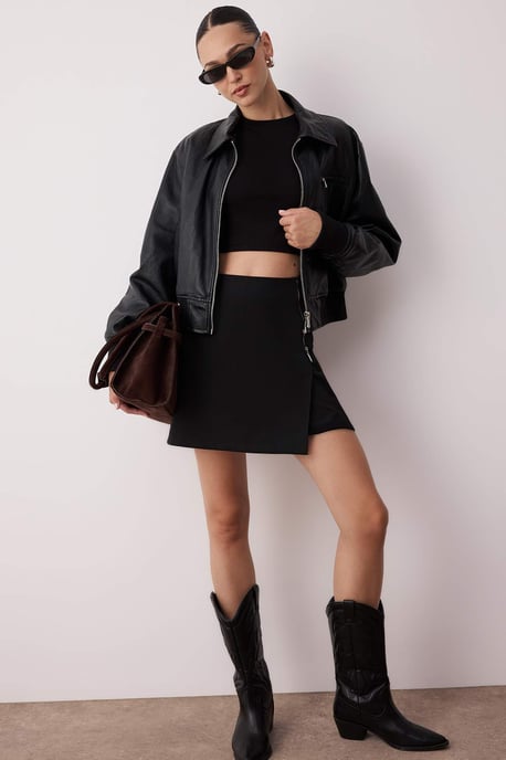 TRENDYOLMİLLA Damen Schwarz Einfarbig Kurz Hosenrock Hosenrock Röcke - Image 3