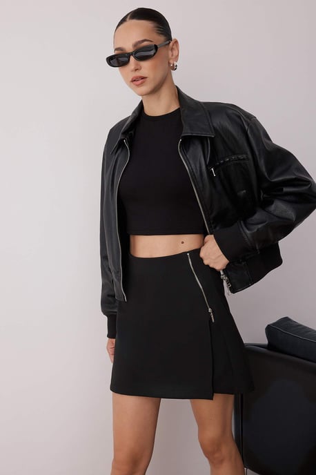 TRENDYOLMİLLA Damen Schwarz Einfarbig Kurz Hosenrock Hosenrock Röcke - Image 4