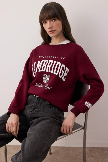 TRENDYOLMİLLA Damen Bordeaux Slogan Lang Oversize Sweatshirts - Image 2