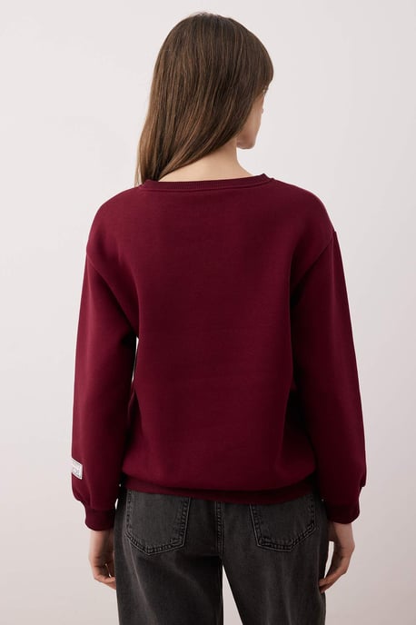 TRENDYOLMİLLA Damen Bordeaux Slogan Lang Oversize Sweatshirts - Image 4